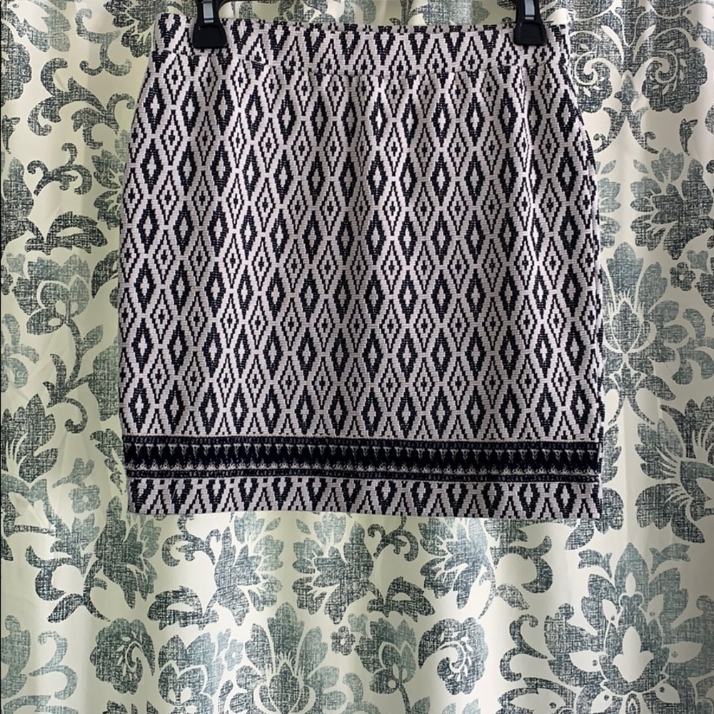 🌼H&M Navy and cream skirt